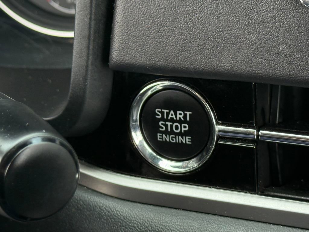 Used 2024 Mitsubishi Outlander SE image 37