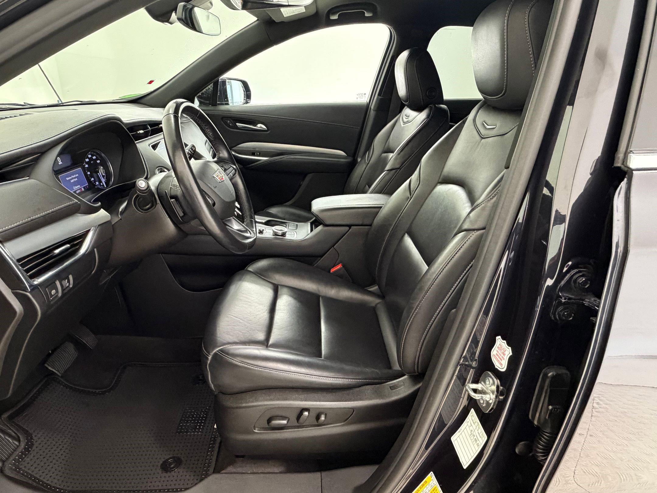 Used 2023 Cadillac XT4 Premium Luxury image 5