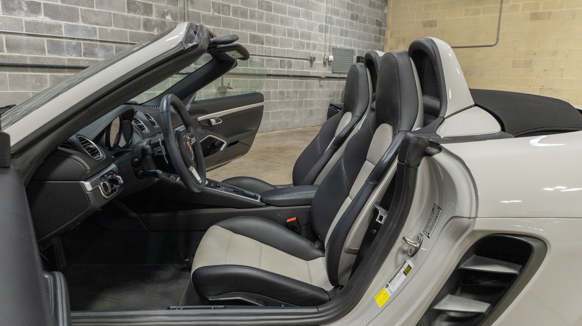 Used 2021 Porsche 718 Boxster RWD image 36