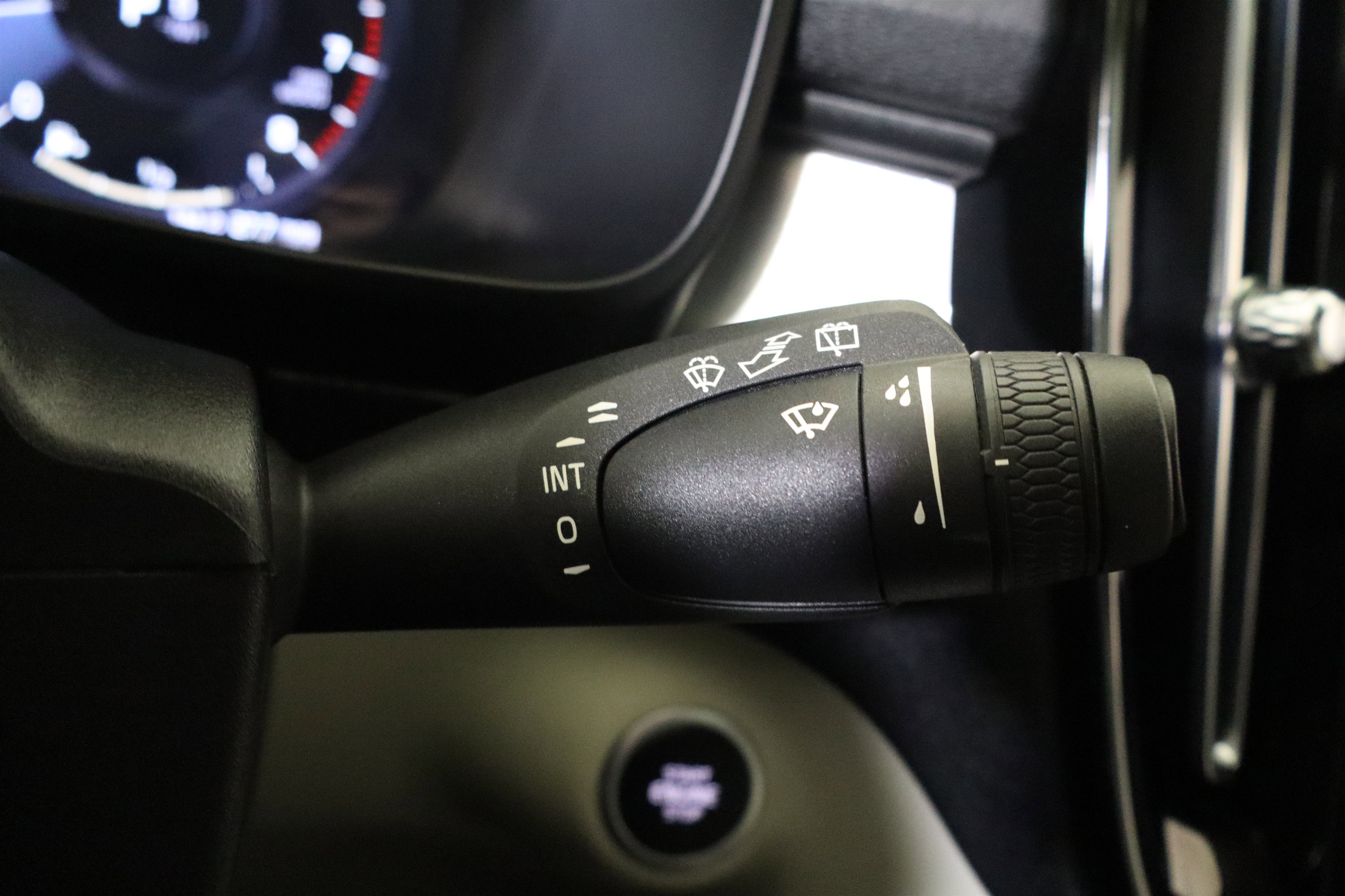 Used 2022 Volvo XC40 T4 Momentum image 32