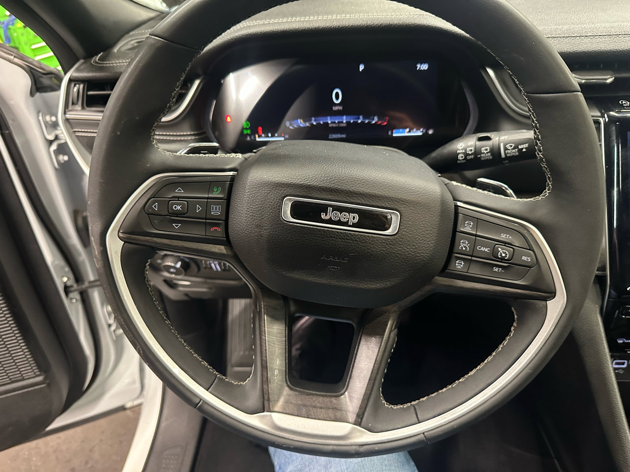 Used 2024 Jeep Grand Cherokee L Limited w/ Black Appearance Package image 20