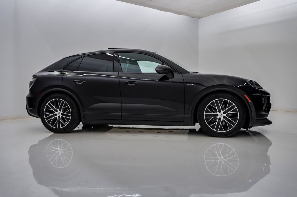 Used 2025 Porsche Macan 4 Electric AWD/4WD image 9