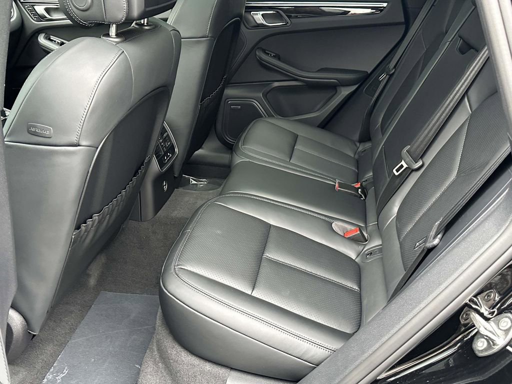 Used 2026 Porsche Macan AWD/4WD image 12