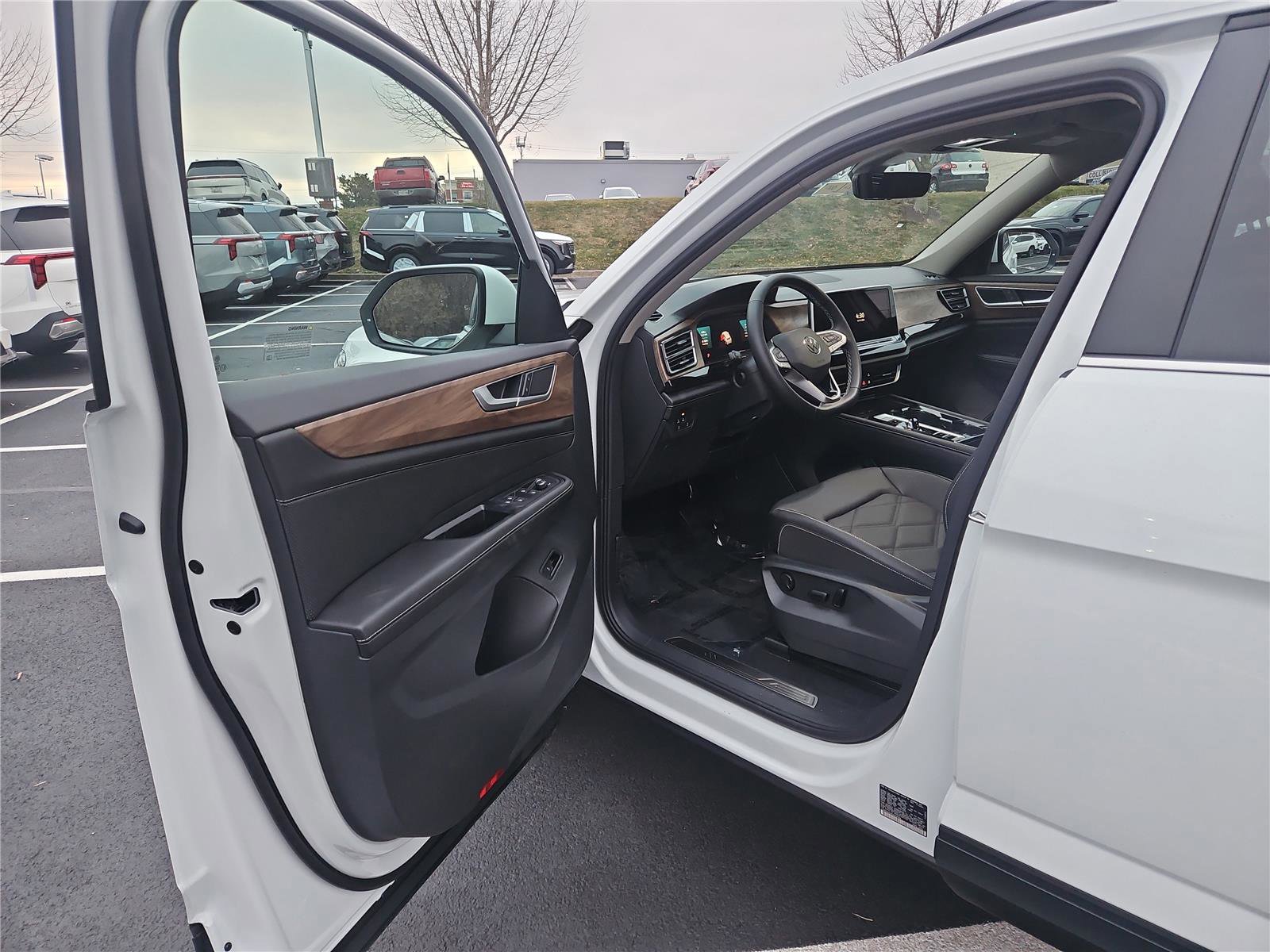 New 2026 Volkswagen Atlas SE image 11