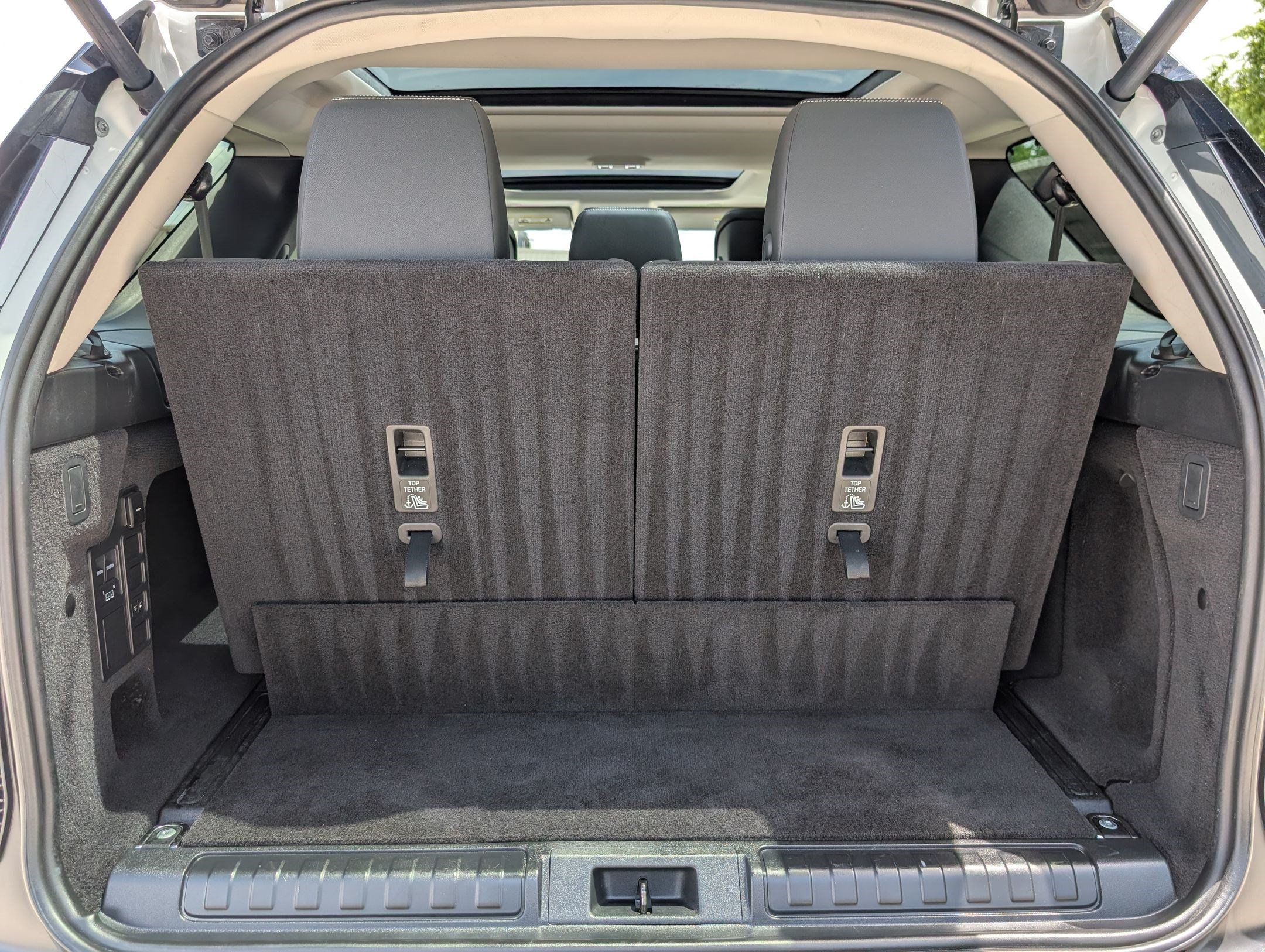 Used 2024 Land Rover Discovery S AWD/4WD image 25