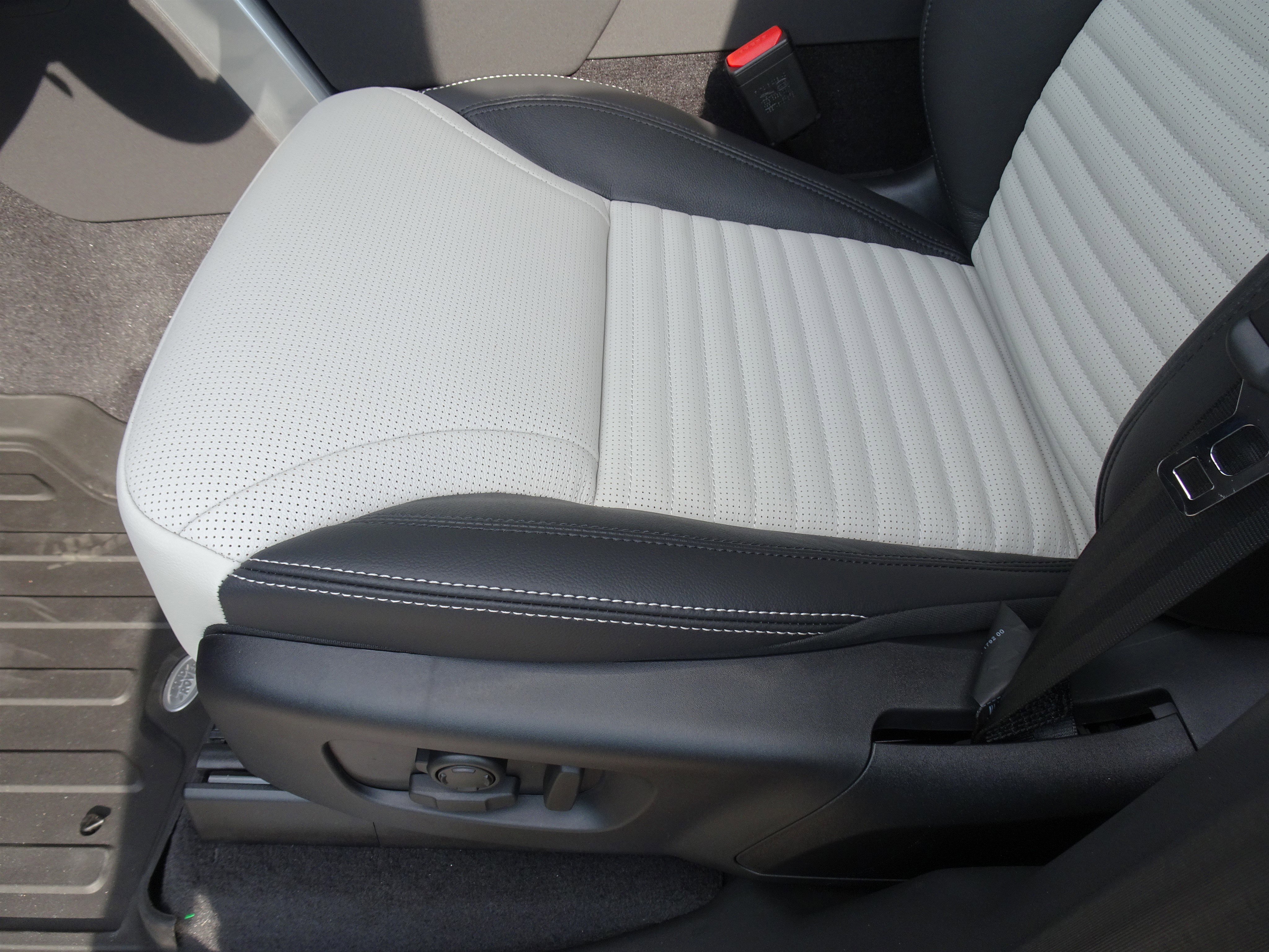 New 2025 Land Rover Discovery S image 19