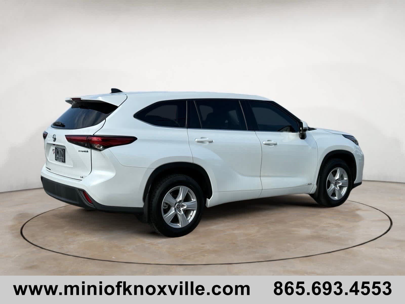 Used 2022 Toyota Highlander LE AWD/4WD image 3