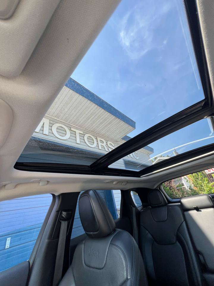 Used 2020 Jeep Cherokee Latitude Lux w/ Comfort/Convenience Group AWD/4WD image 32