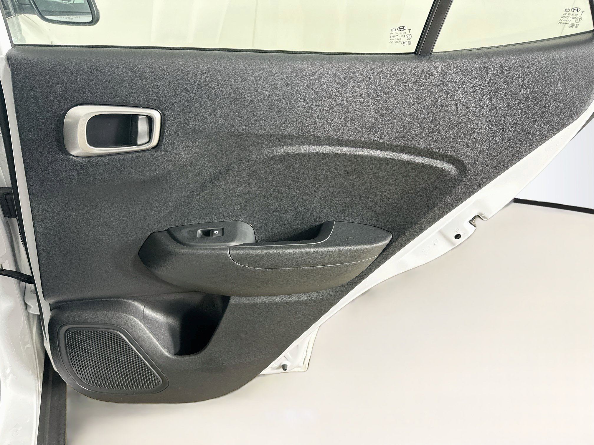 Used 2025 Hyundai Venue SEL FWD image 29