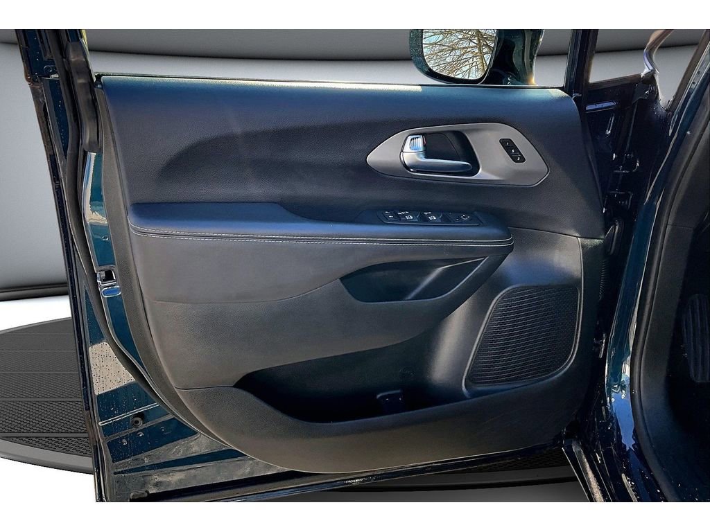 Used 2025 Chrysler Pacifica Select image 20