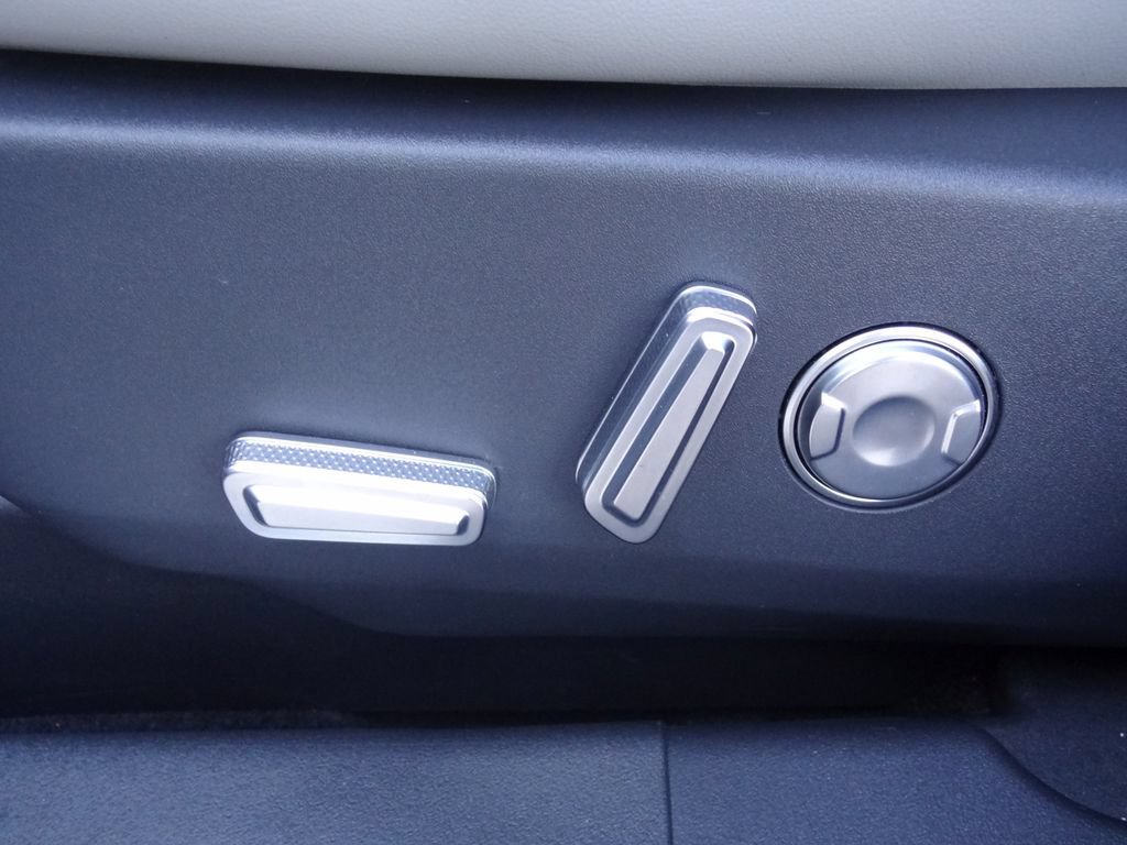 Used 2026 Lincoln Nautilus Premier AWD/4WD image 7