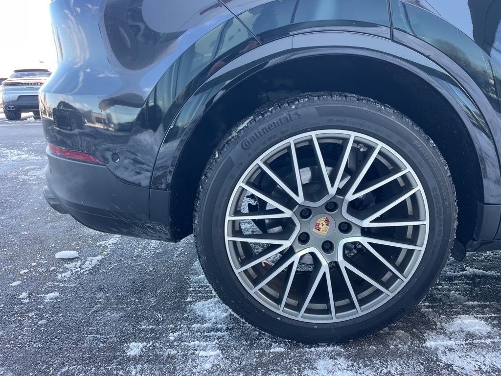 Certified 2023 Porsche Cayenne Platinum Edition image 15
