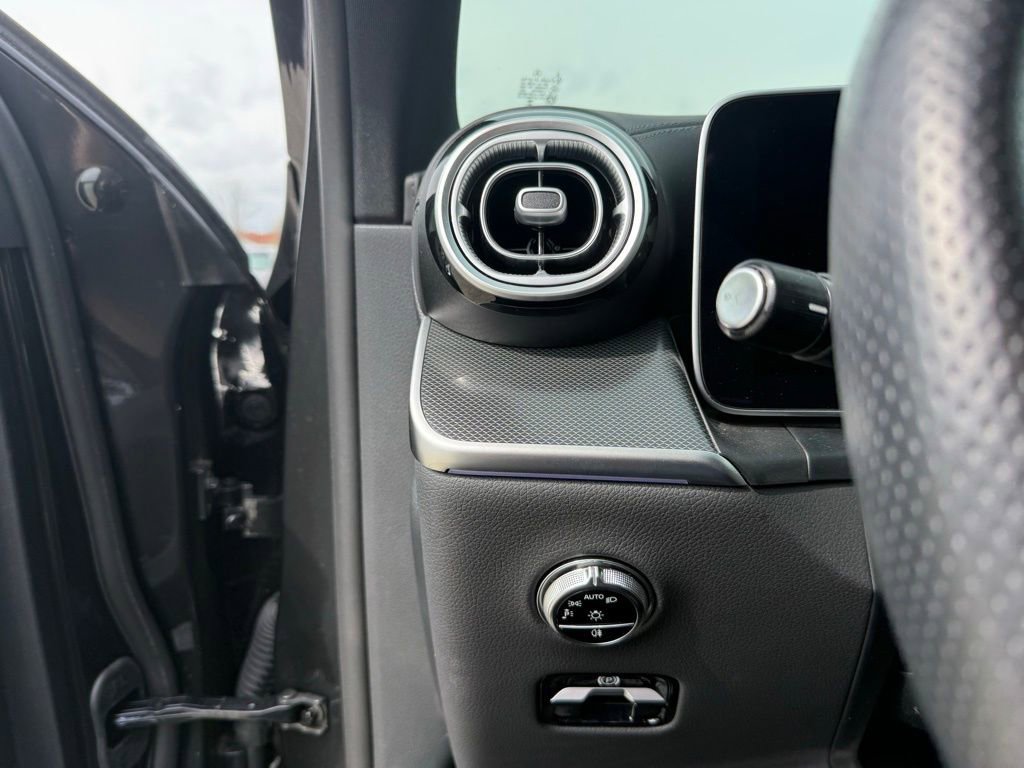 Used 2025 Mercedes-Benz GLC 300 4MATIC image 21