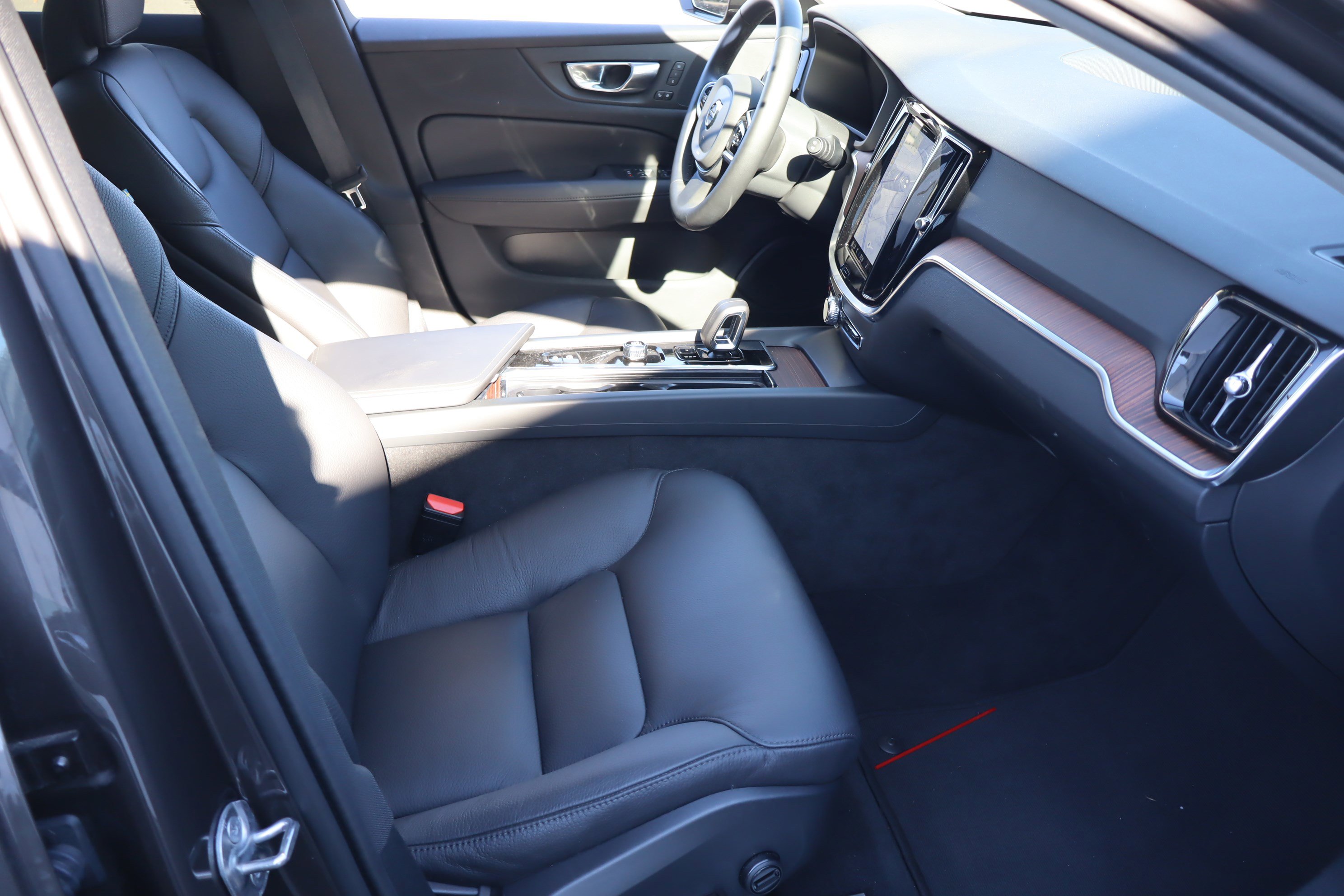 Used 2025 Volvo V60 B5 Cross Country Plus image 36