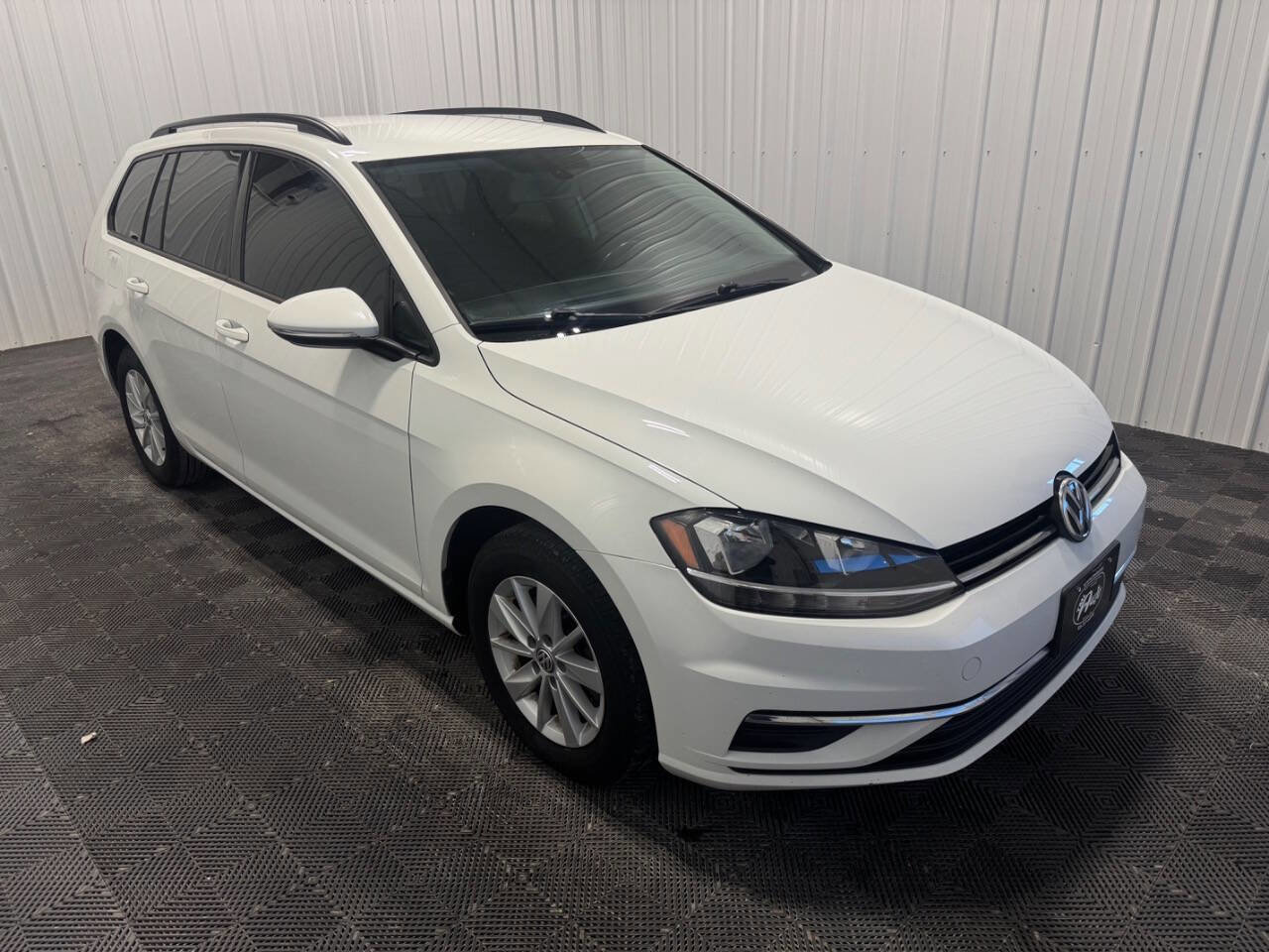 Used 2018 Volkswagen Golf S image 2