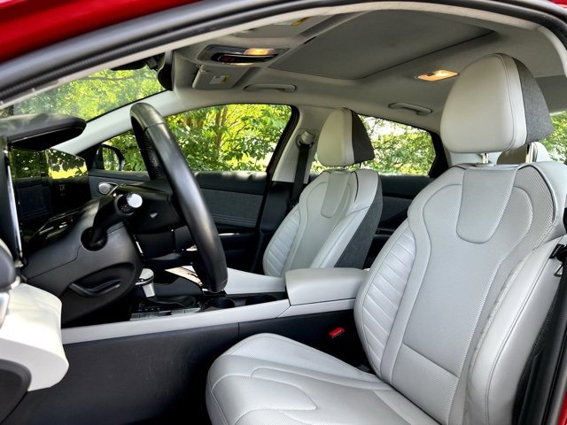 Used 2024 Hyundai Elantra Limited image 17
