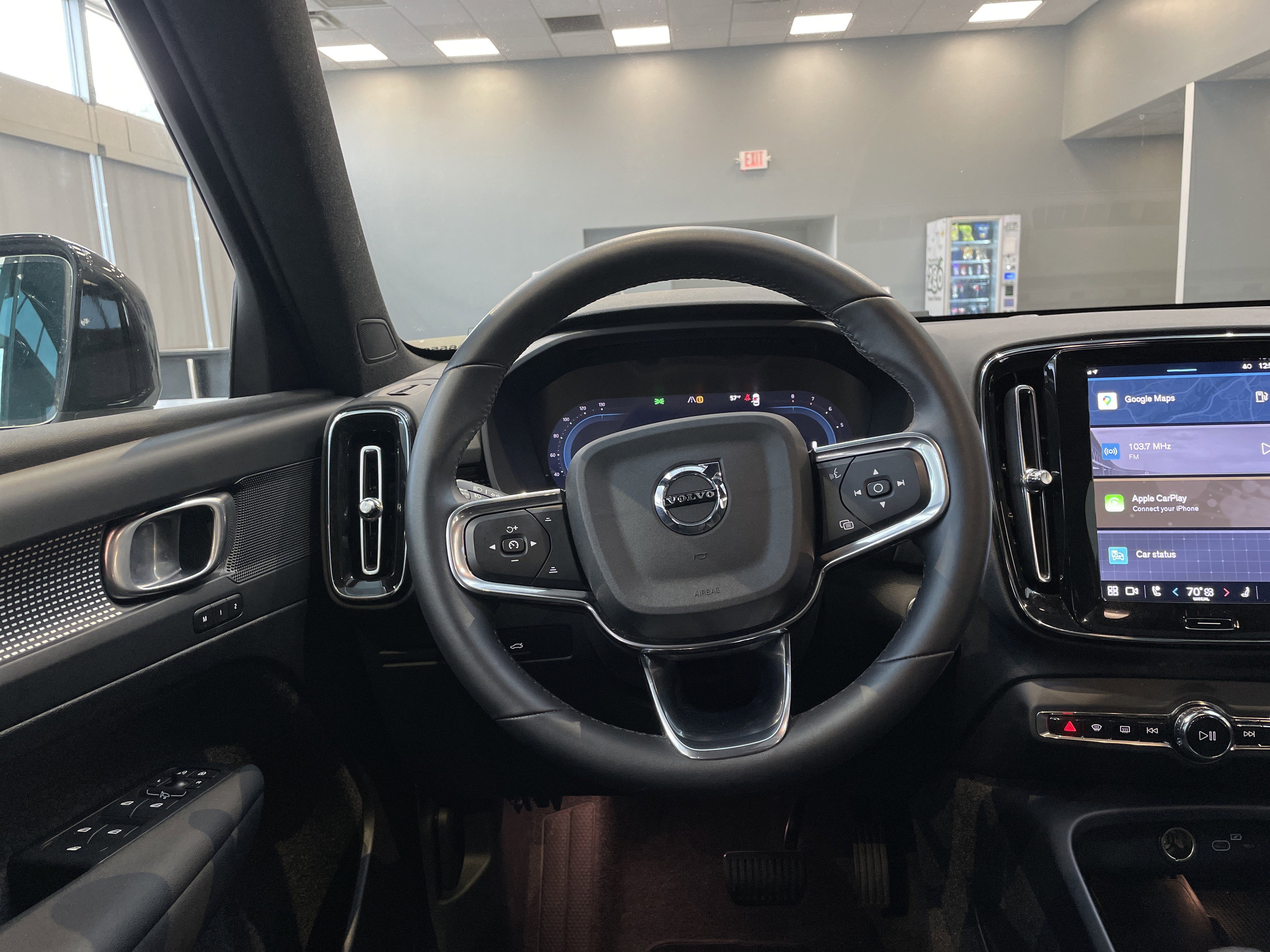 Used 2025 Volvo XC40 B5 Plus image 19