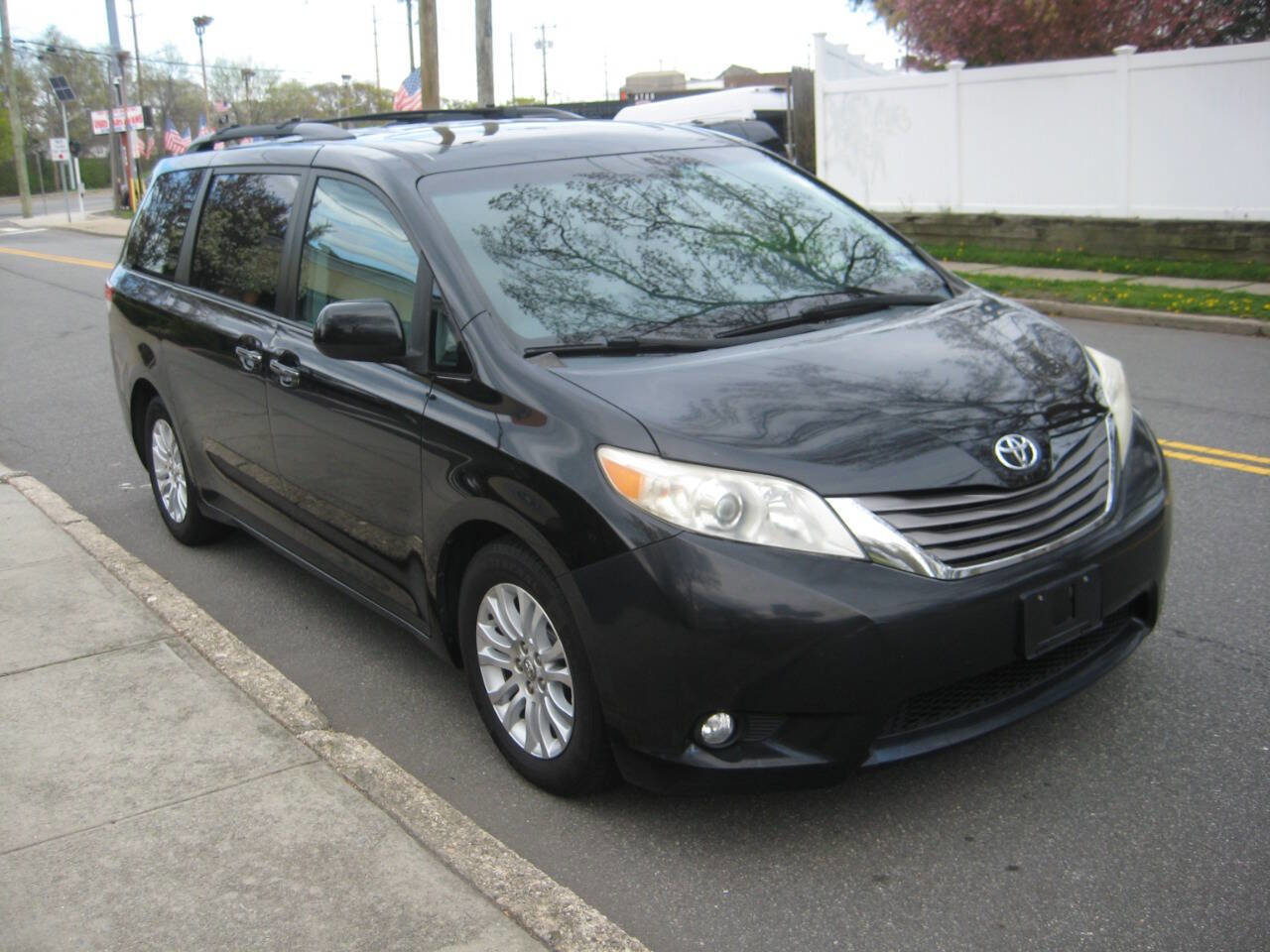 Used 2011 Toyota Sienna XLE w/ Premium Pkg FWD image 2