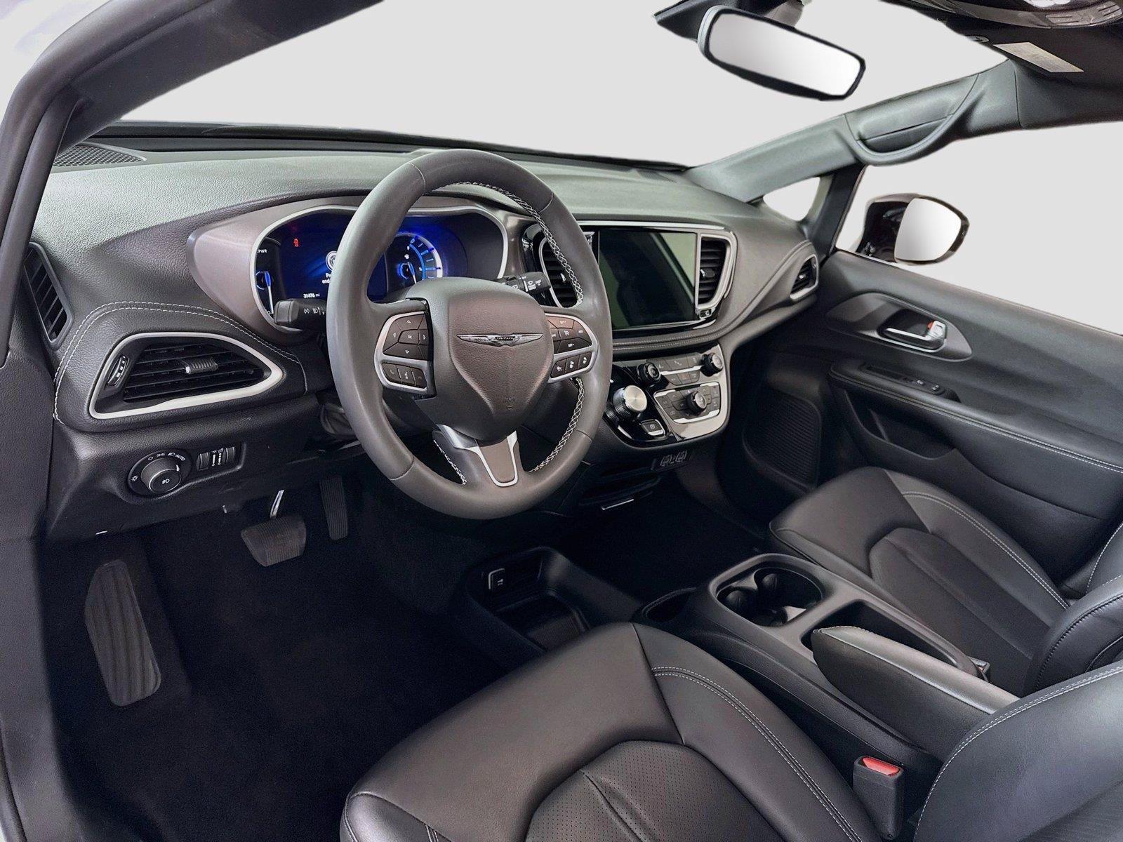 Used 2025 Chrysler Pacifica Select FWD image 3