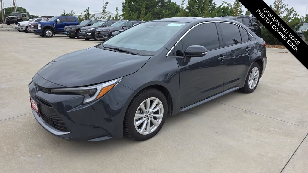Used 2025 Toyota Corolla XLE FWD image 1