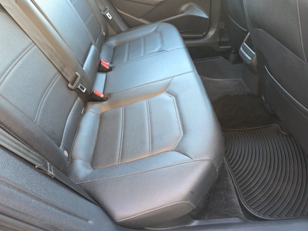 Used 2017 Volkswagen Passat 1.8T R-Line image 25