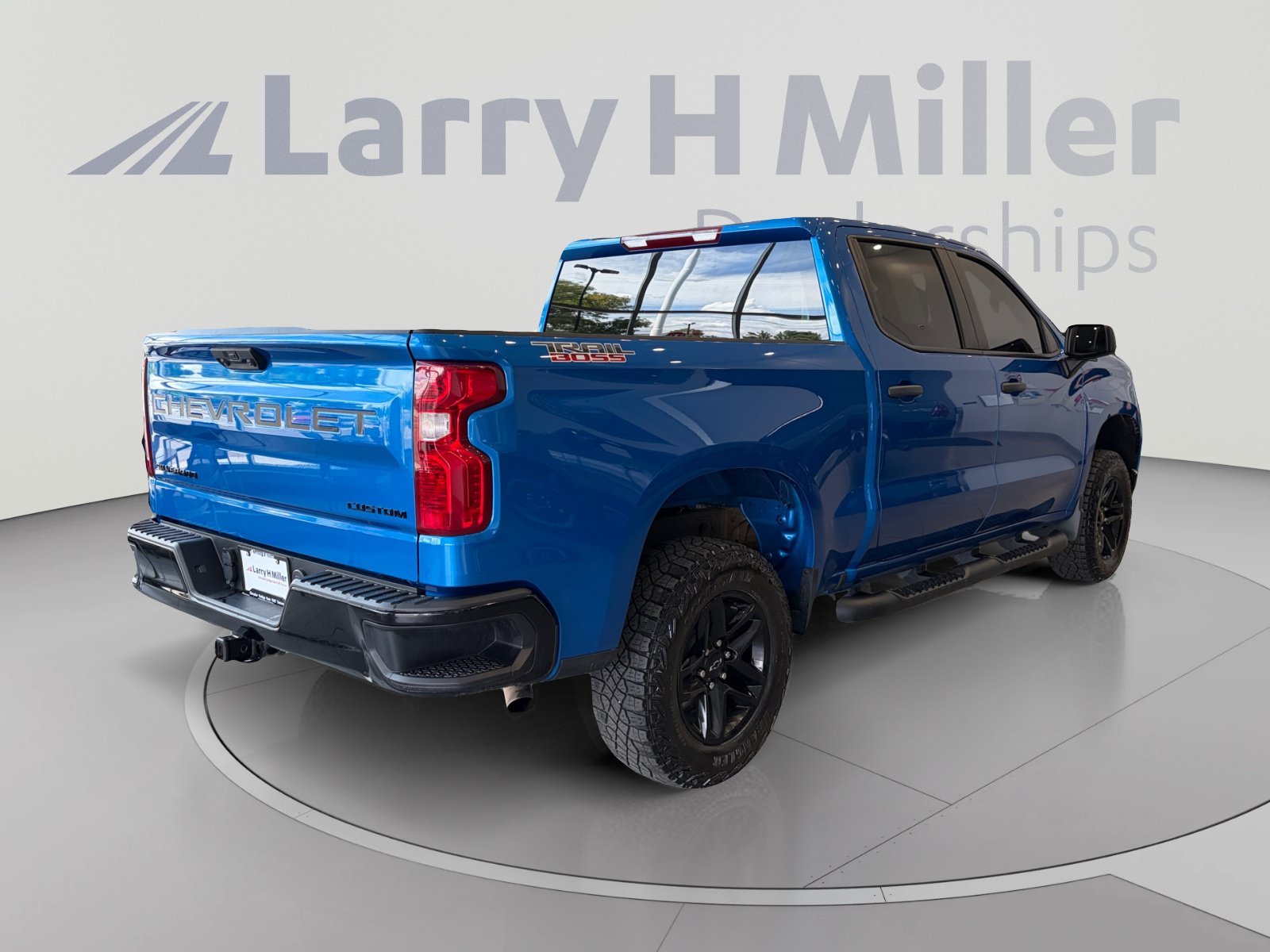 Used 2024 Chevrolet Silverado 1500 Custom Trail Boss w/ LPO, Dark Essentials Package AWD/4WD image 5