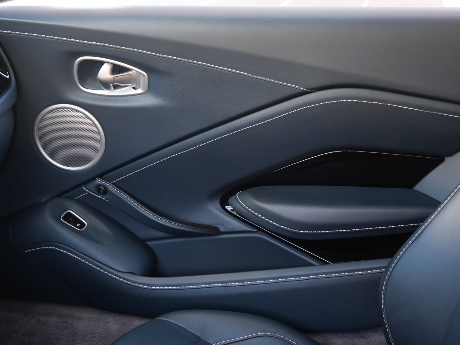 Used 2020 Aston Martin V8 Vantage Coupe RWD image 19