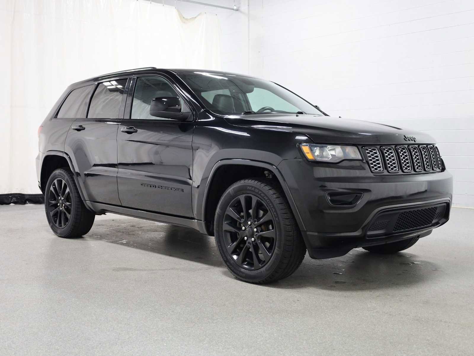 Used 2019 Jeep Grand Cherokee Altitude AWD/4WD image 13