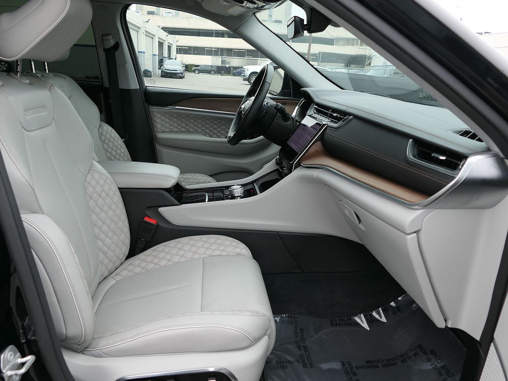 Used 2023 Jeep Grand Cherokee Summit w/ Luxury Tech Group V AWD/4WD image 25
