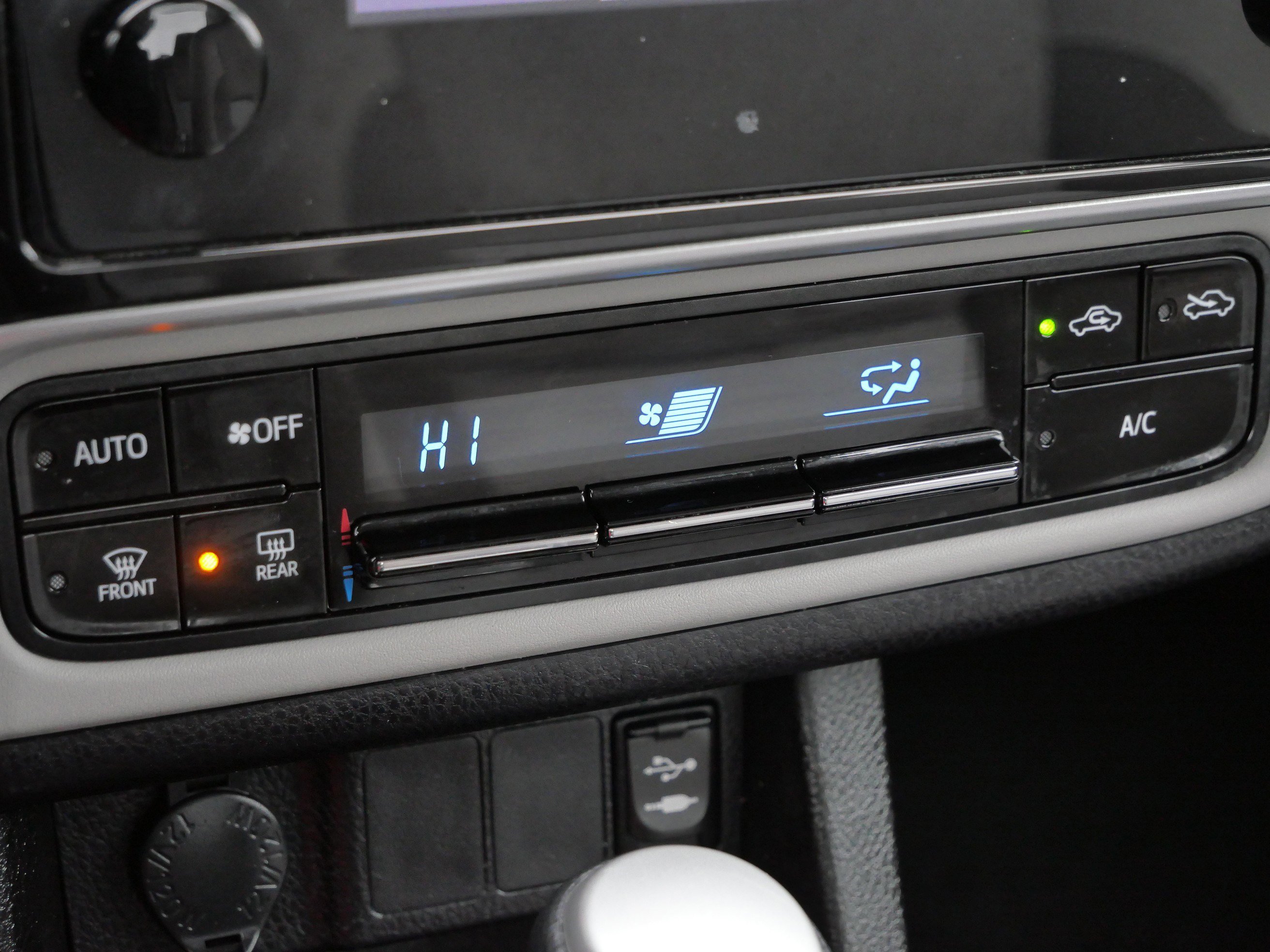 Used 2018 Toyota Corolla LE image 24