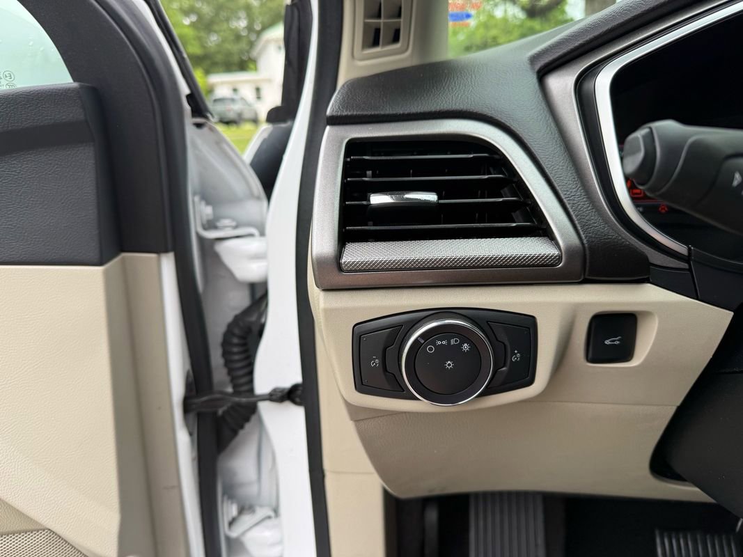 Used 2020 Ford Fusion SE FWD image 18
