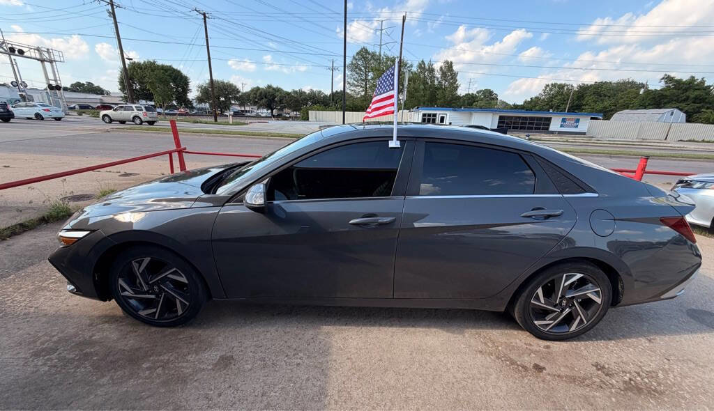 Used 2025 Hyundai Elantra Limited FWD image 2