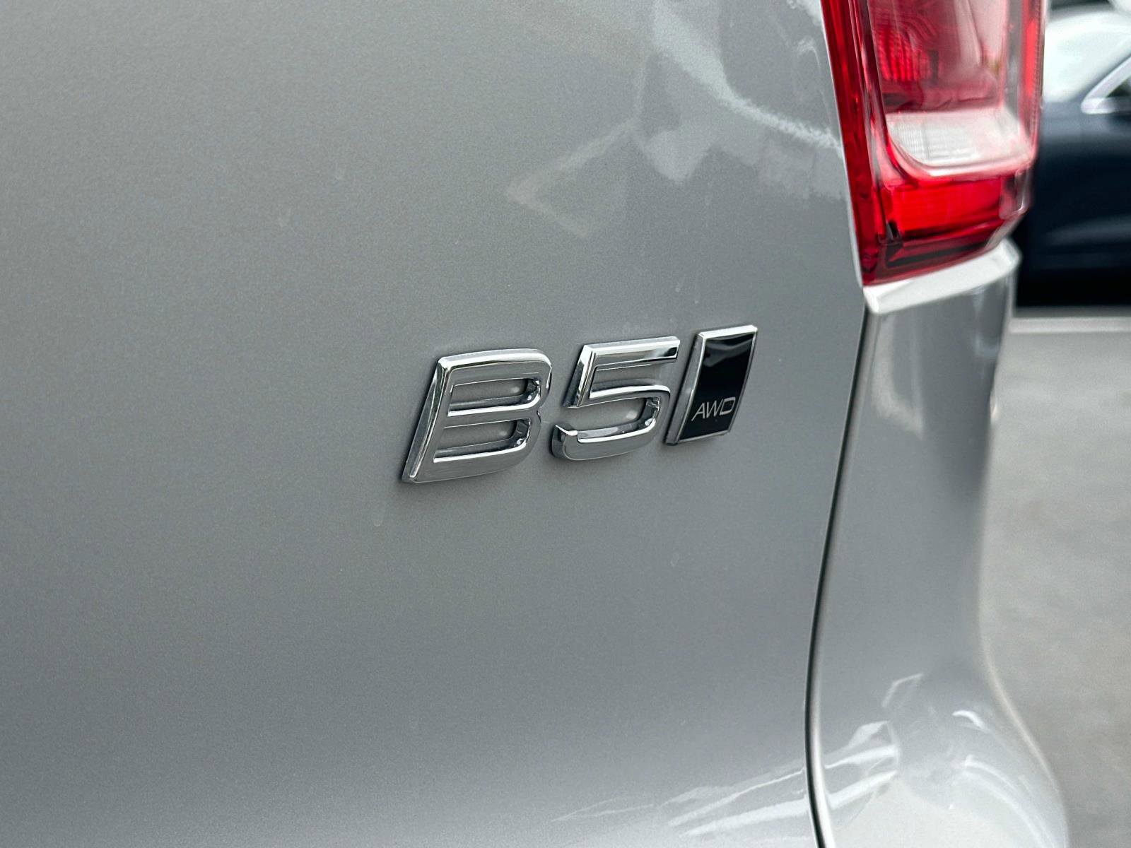 Certified 2024 Volvo XC40 B5 Ultimate w/ Climate Package image 28