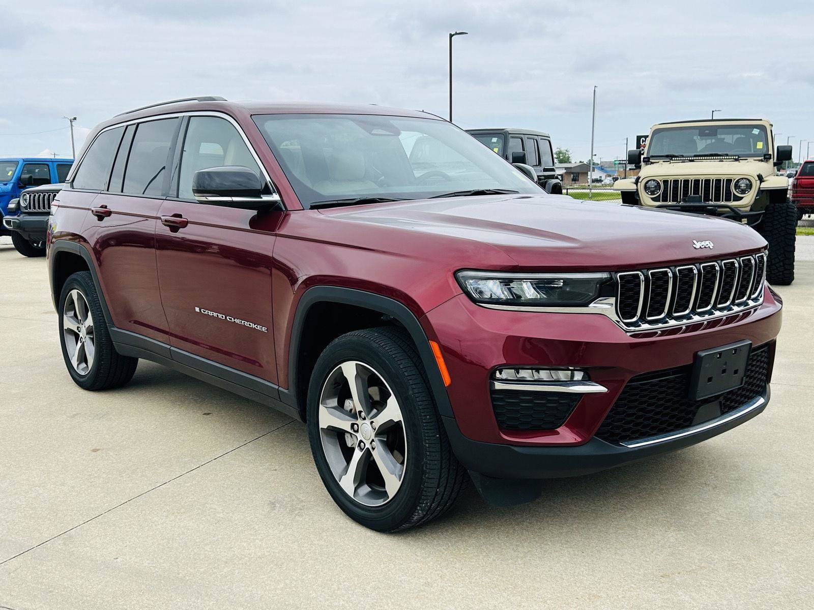 Used 2023 Jeep Grand Cherokee Limited AWD/4WD image 2