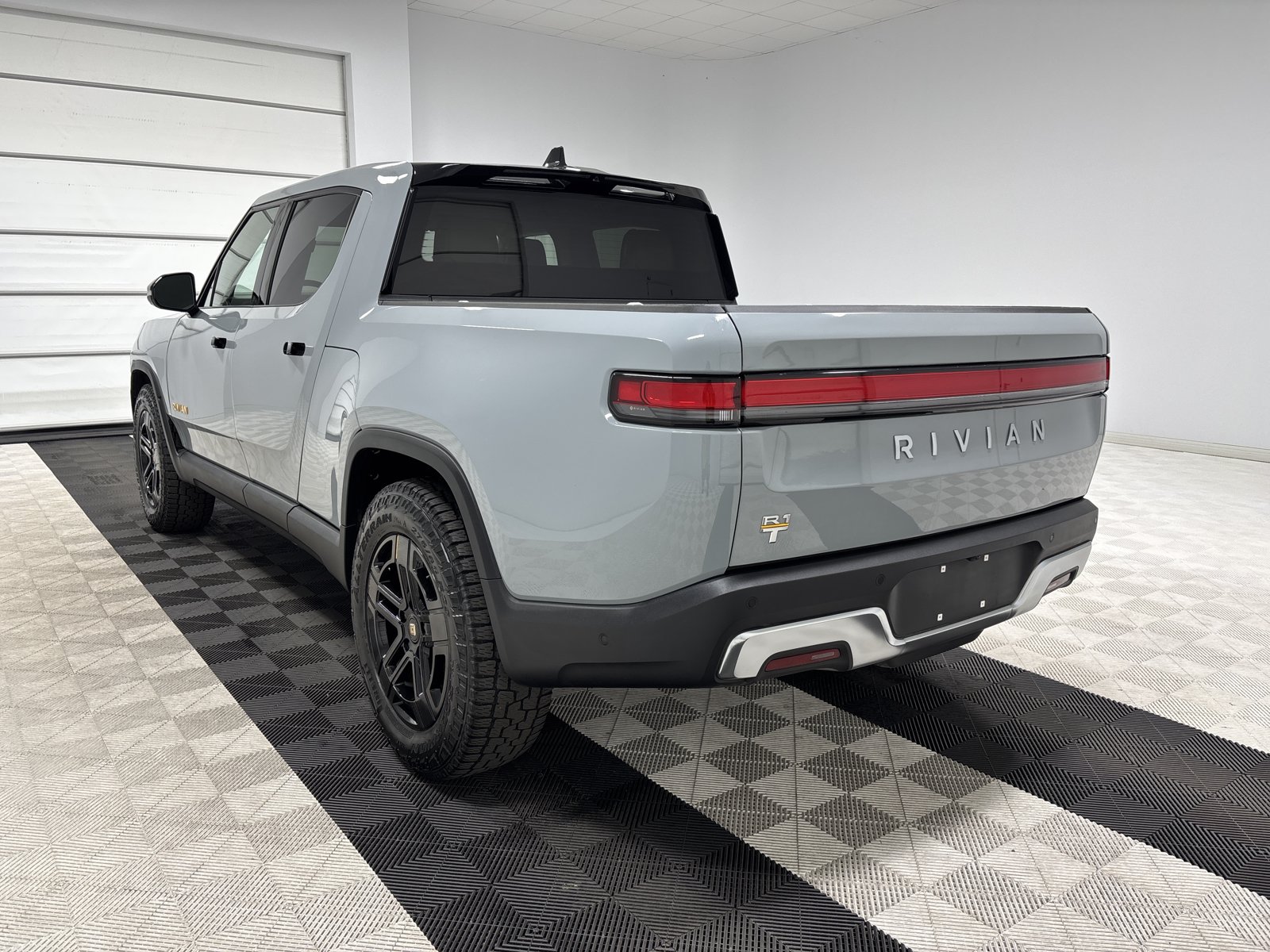 Used 2024 Rivian R1T Adventure AWD/4WD image 3