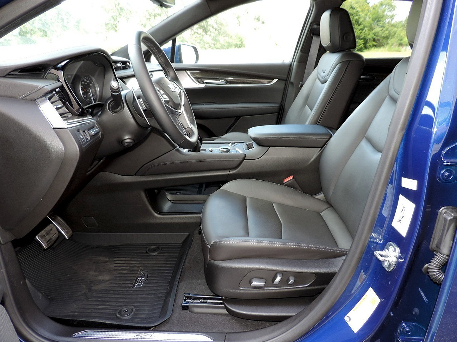 Certified 2026 Cadillac XT5 Sportv w/ LPO, Floor Liner Package AWD/4WD image 18