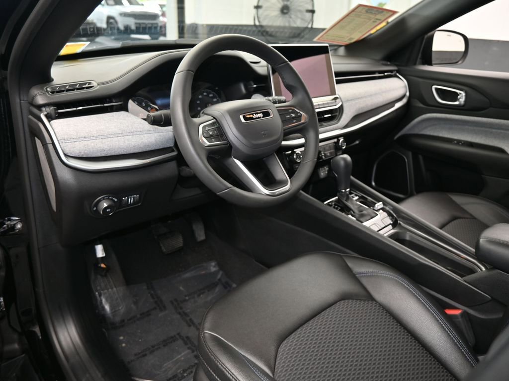 Used 2024 Jeep Compass Latitude image 10