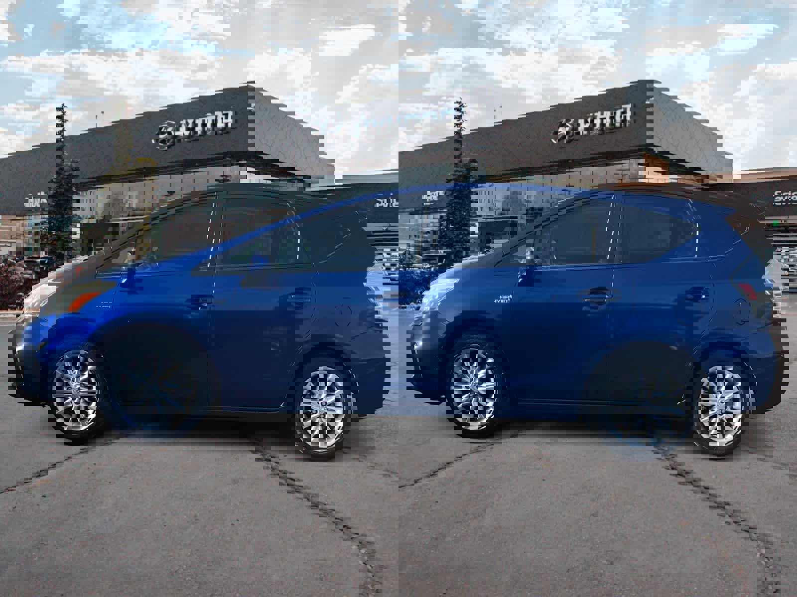 Used 2014 Toyota Prius V Five image 2