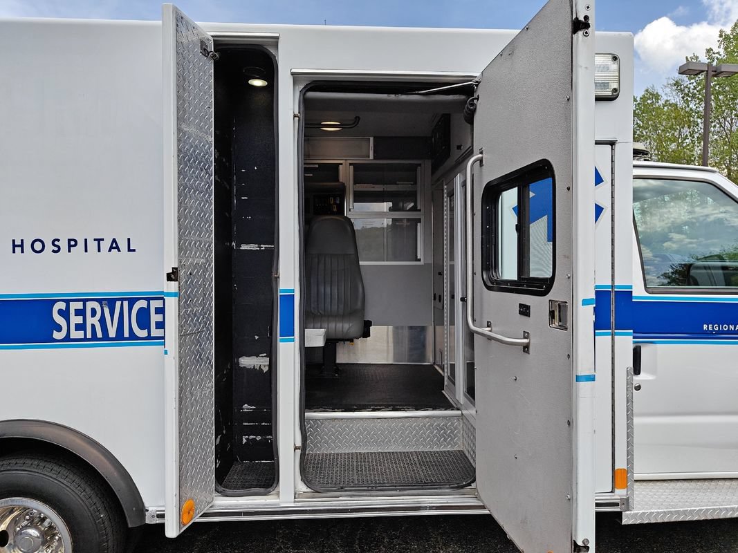 Used 2012 Ford E-450 and Econoline 450 Super Duty w/ Ambulance Prep Pkg RWD image 11