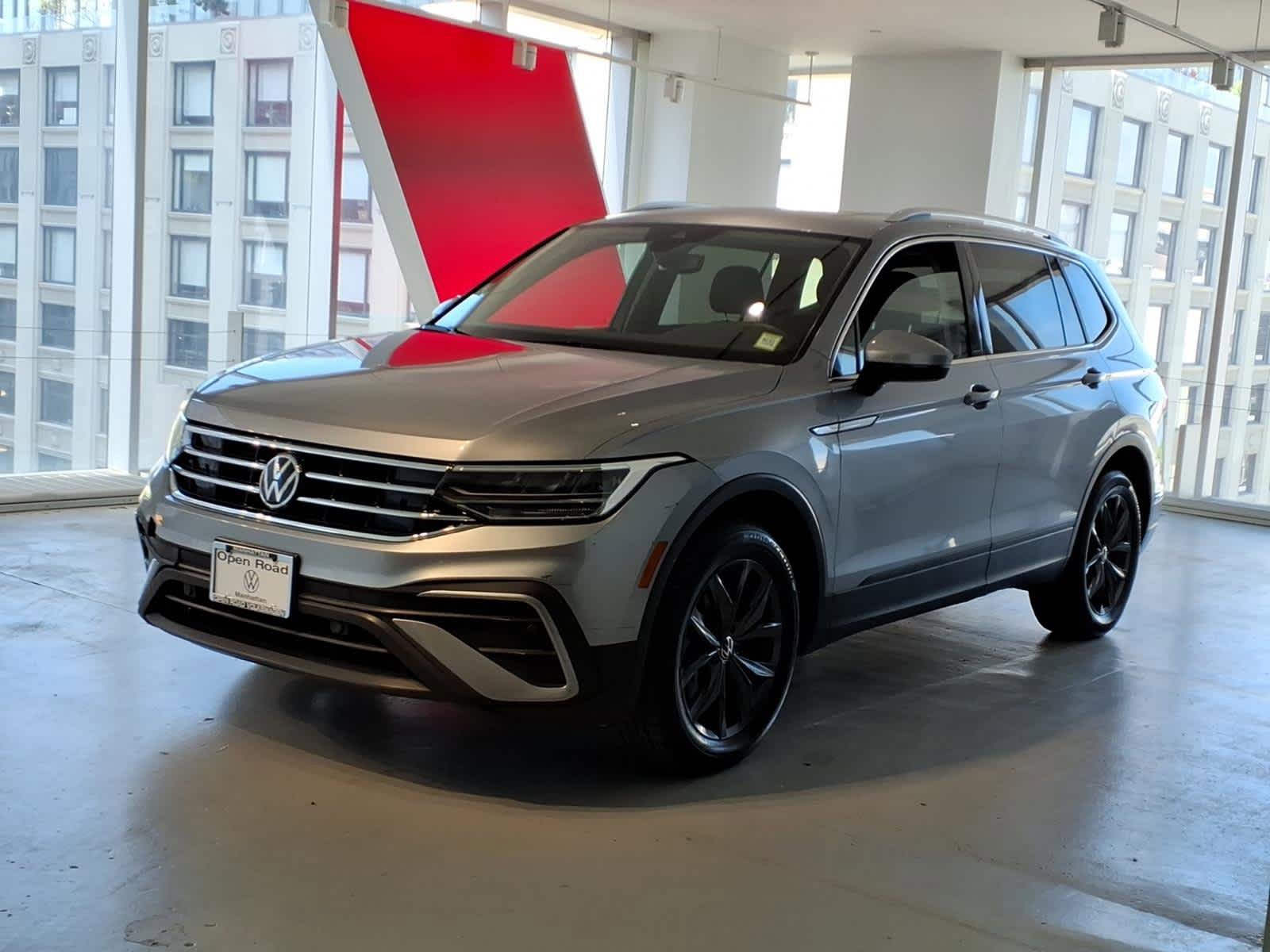 Certified 2023 Volkswagen Tiguan SE w/ Panoramic Sunroof Package AWD/4WD image 1