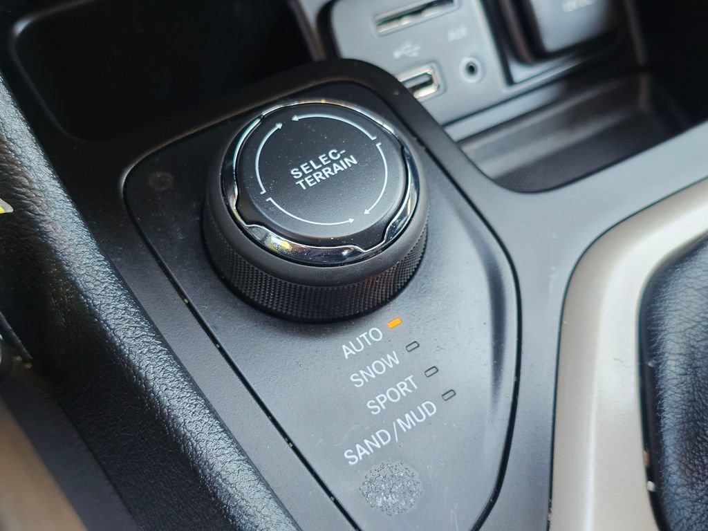 Used 2016 Jeep Cherokee Sport AWD/4WD image 35