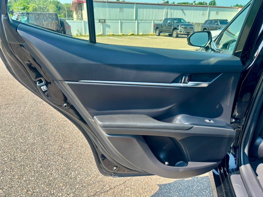 Used 2018 Toyota Camry LE FWD image 19