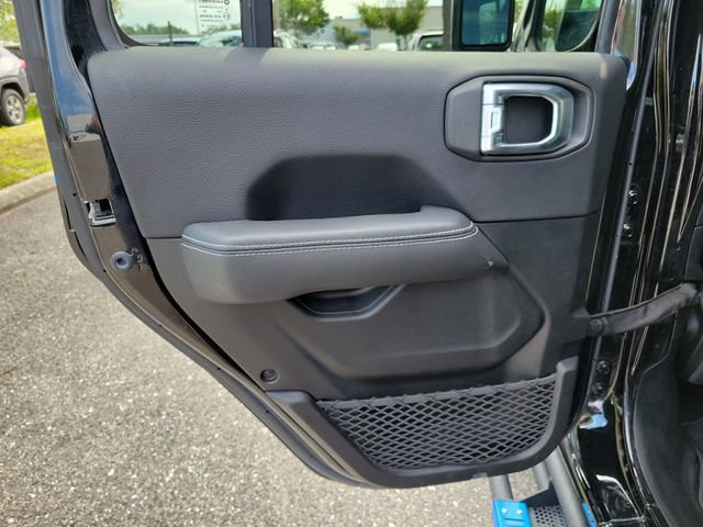 Used 2022 Jeep Wrangler Unlimited Sahara AWD/4WD image 14
