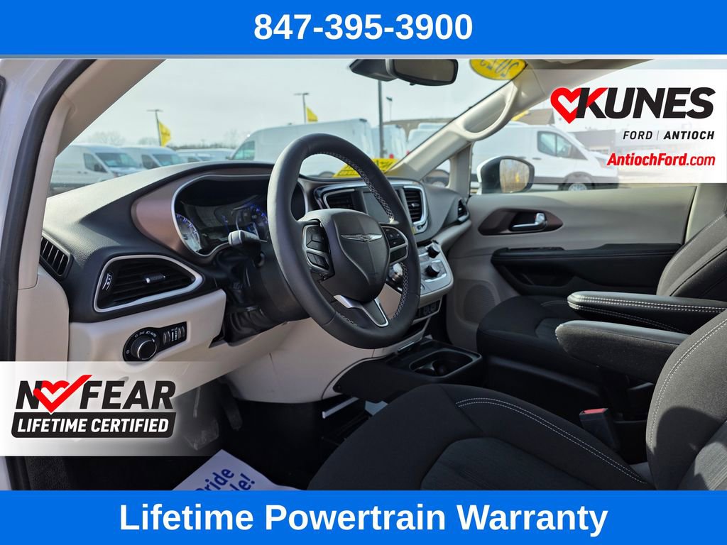 Used 2023 Chrysler Voyager LX image 14