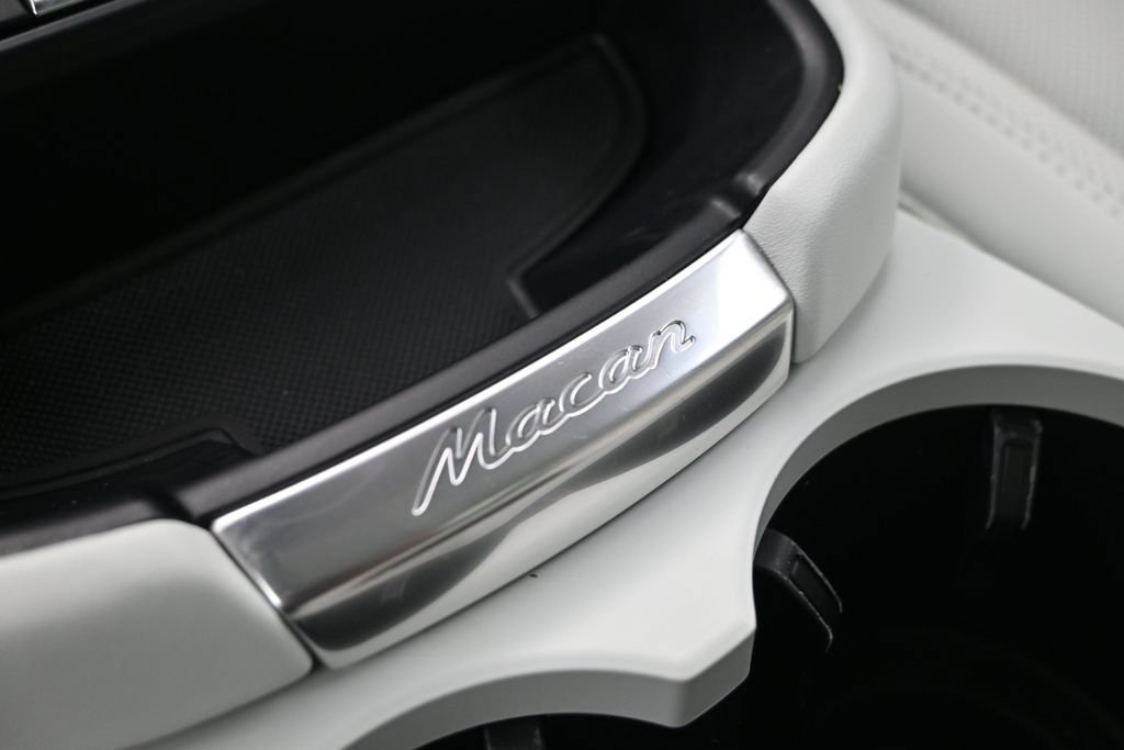 Certified 2024 Porsche Macan AWD/4WD image 18