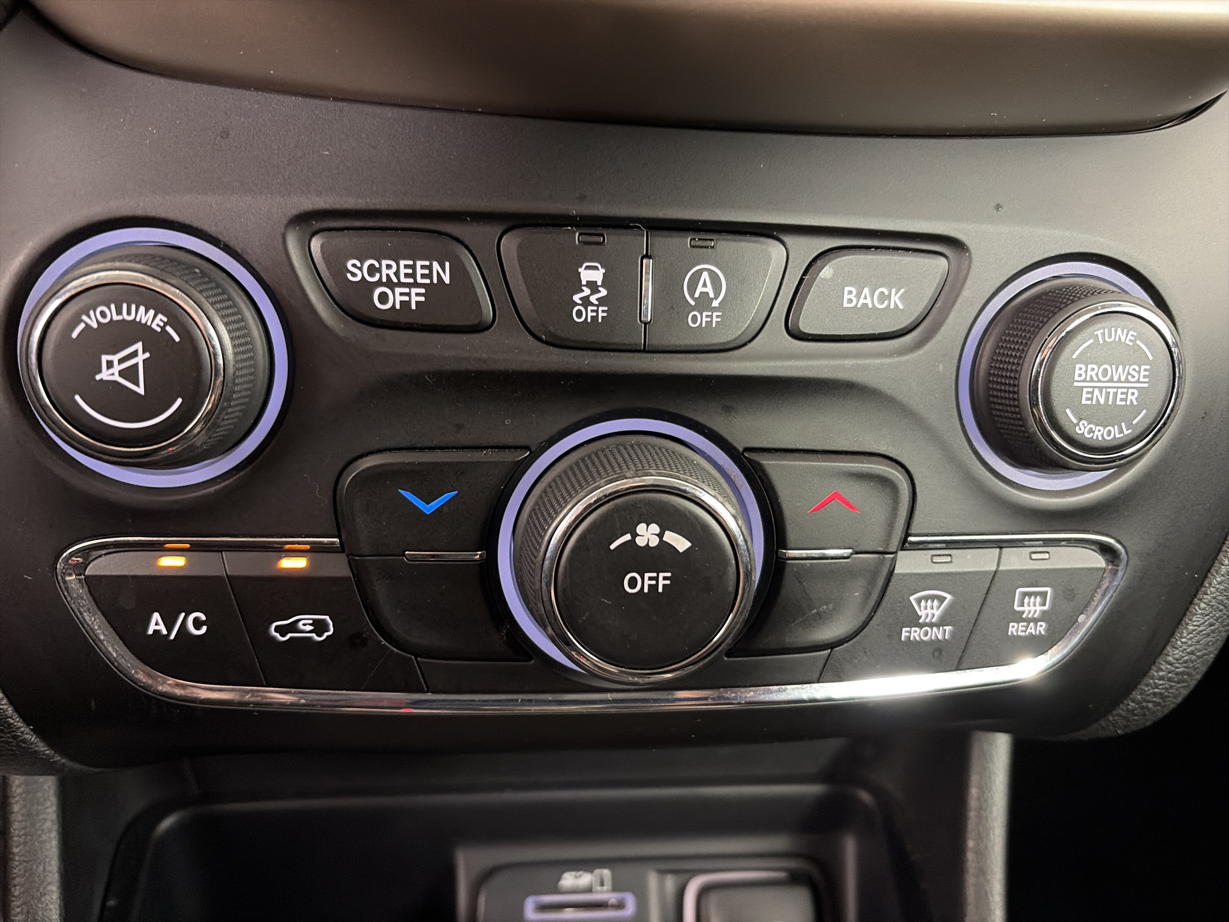 Used 2015 Jeep Cherokee Latitude w/ Cold Weather Group AWD/4WD image 27
