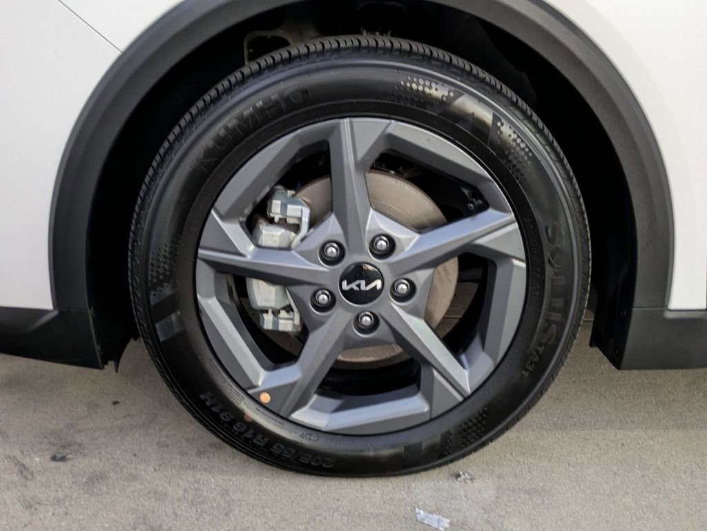 Used 2025 Kia K4 LXS image 31