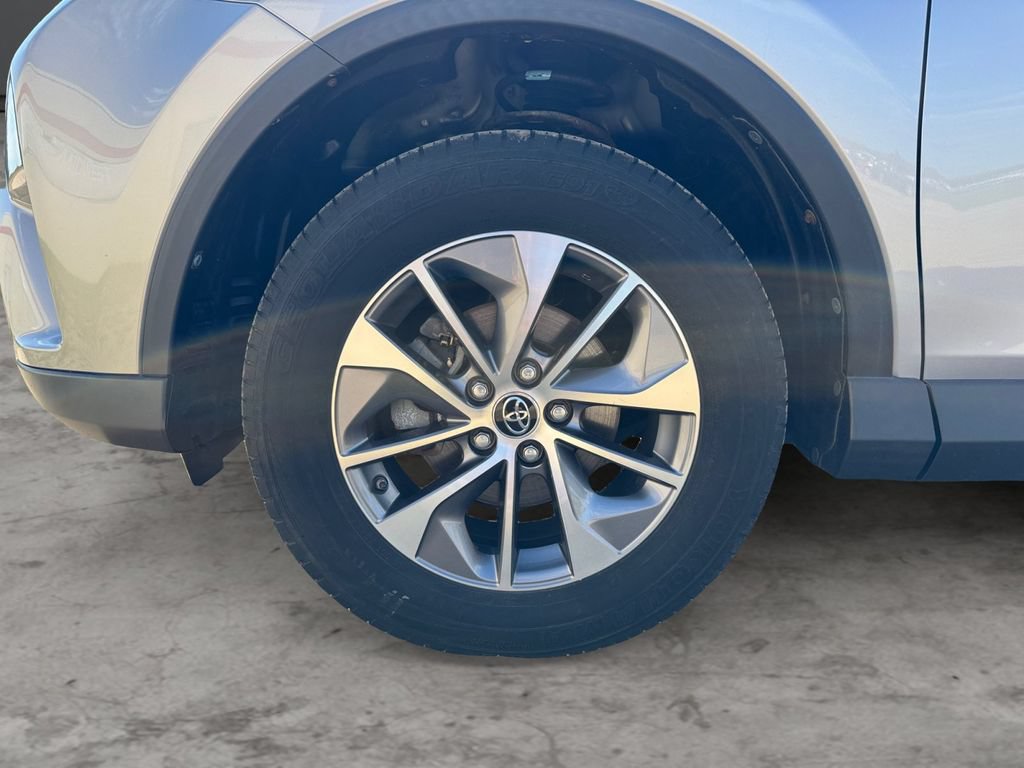 Used 2018 Toyota RAV4 LE AWD/4WD image 9