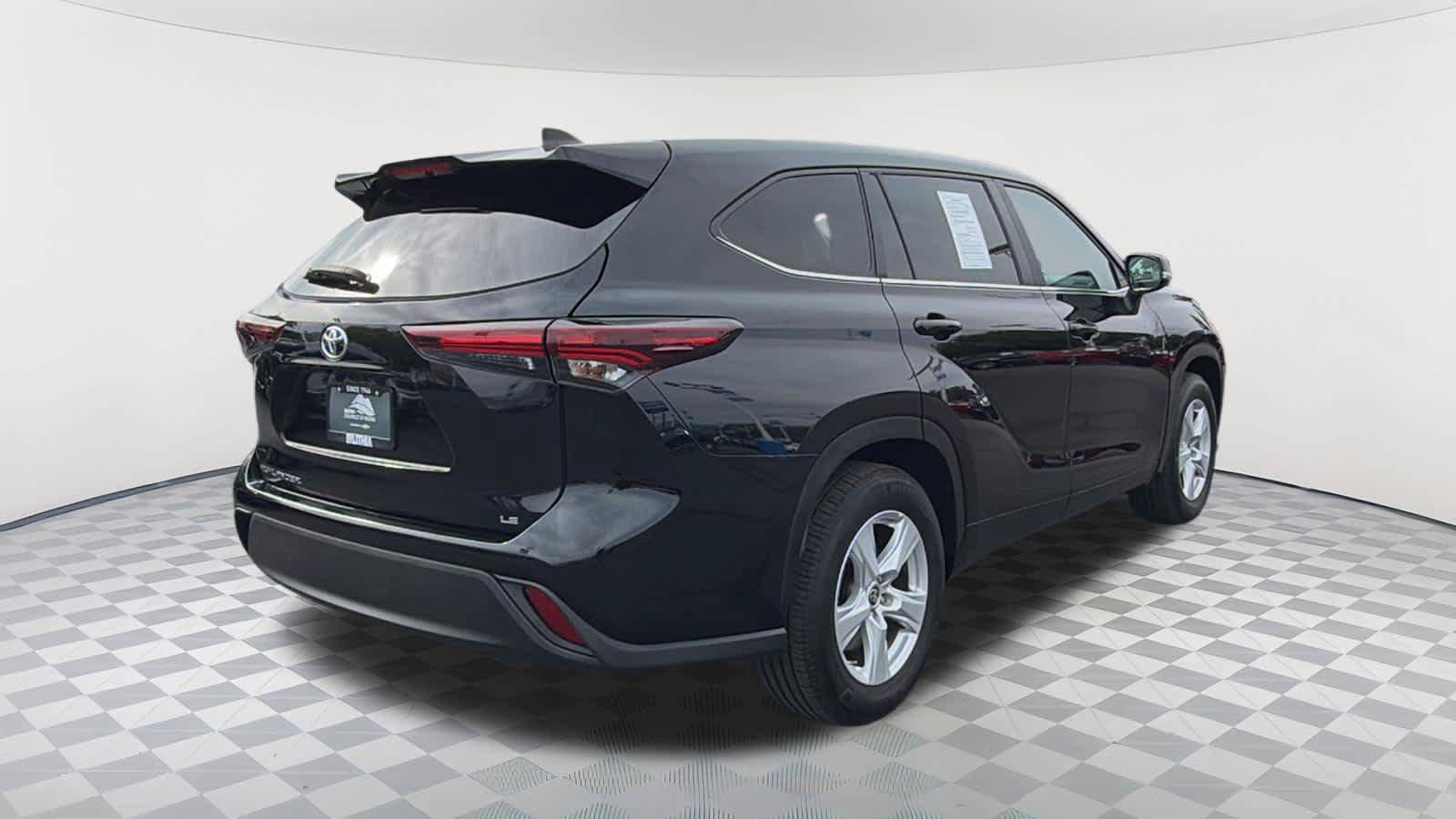 Used 2025 Toyota Highlander LE FWD image 5