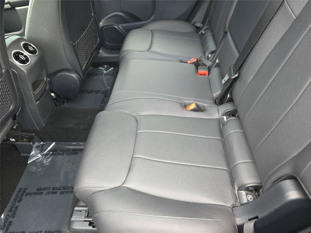 Used 2023 Mercedes-Benz GLB 250 4MATIC w/ Premium Package image 14